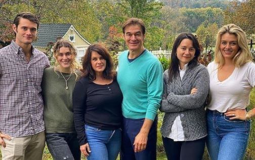 Oliver Mustafa Oz with his parents Mehmet Oz and Lisa Oz and sisters.